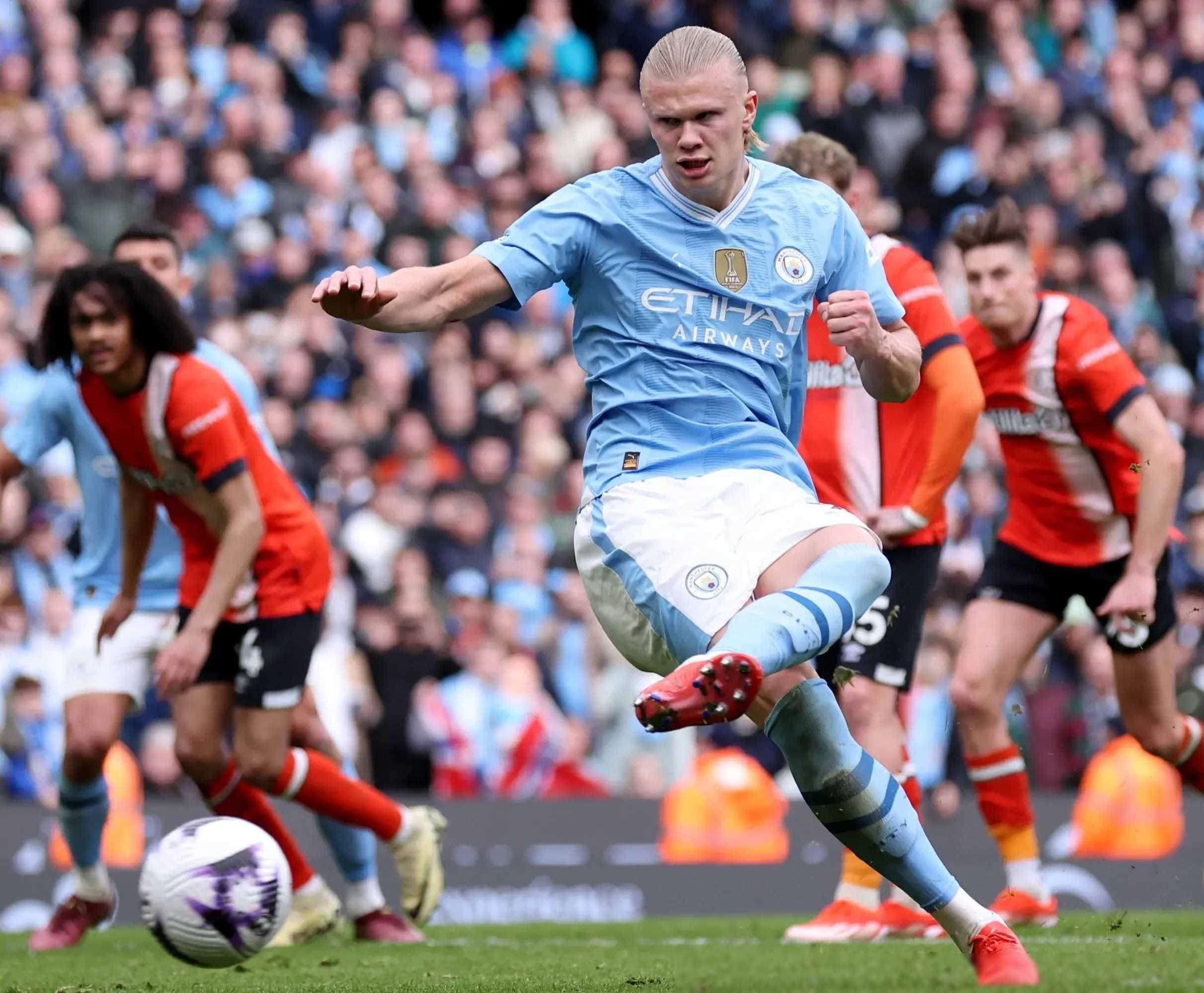 华体会体育-包含曼城主场大胜，球队士气高昂冲向冠军的词条  第2张